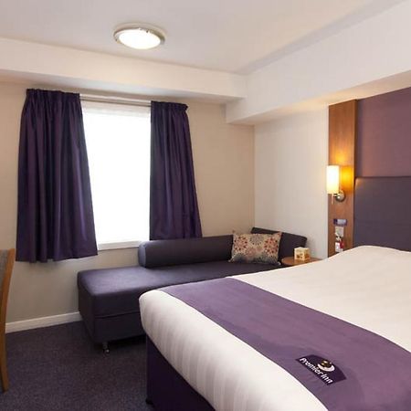 Premier Inn Epsom Central Extérieur photo